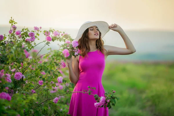 Beyaz Şapka Mor Çiçekler Ile Poz Elbise Genç Kadın — Stok fotoğraf