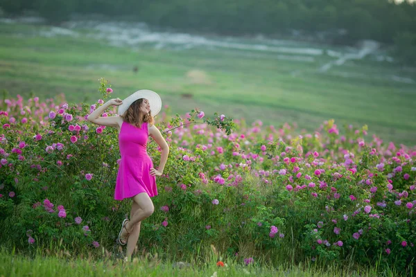 Mor Elbise Beyaz Şapka Genç Kadının Tam Uzunlukta Çiçeklerle Poz — Stok fotoğraf