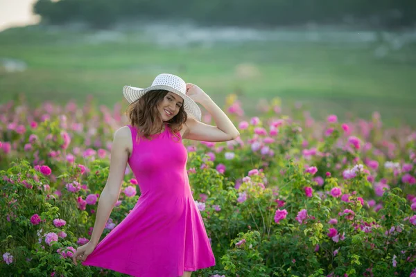 Mujer Joven Vestido Púrpura Sombrero Blanco Que Divierten Posando Con — Foto de Stock