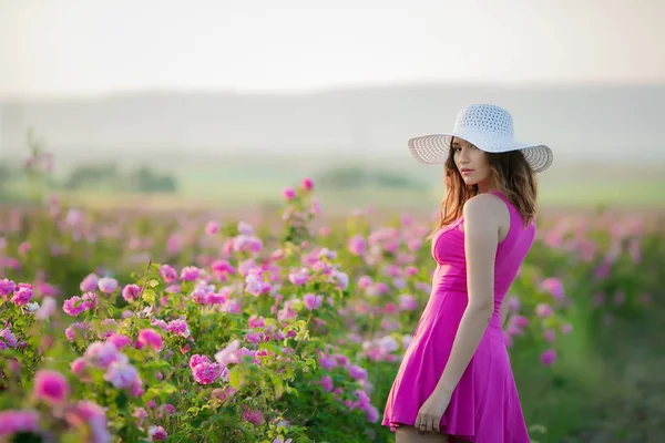 Mor Elbise Beyaz Şapka Genç Kadın Çiçeklerle Poz — Stok fotoğraf