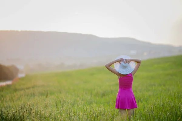 Mujer Joven Vestido Púrpura Sombrero Blanco Caminando Campo Verde Con — Foto de Stock