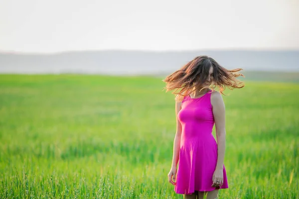 Yeşil Çim Zemin Üzerine Poz Mor Elbiseli Genç Kadın — Stok fotoğraf