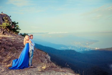 Mavi doğa arka plan ayakta poz güzel çiftin tam uzunlukta