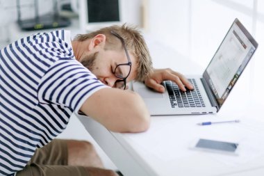 Onun çalışma evinde oturan ve uyku yorgun adam