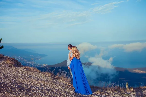 Όλο Μήκος Της Όμορφο Ζευγάρι Ποζάρει Στέκεται Φόντο Μπλε Φύση — Φωτογραφία Αρχείου