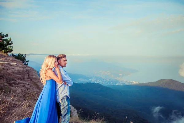 Güzel Çift Duran Mavi Doğa Arka Plan Üzerinde Yarım Uzunluk — Stok fotoğraf