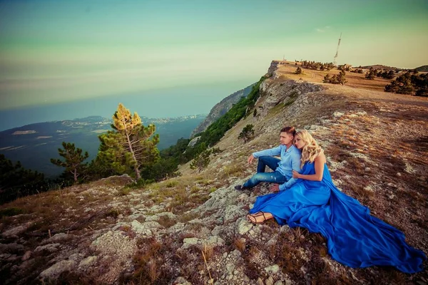 Mavi Doğa Arka Plan Üzerinde Poz Güzel Çiftin Tam Uzunlukta — Stok fotoğraf