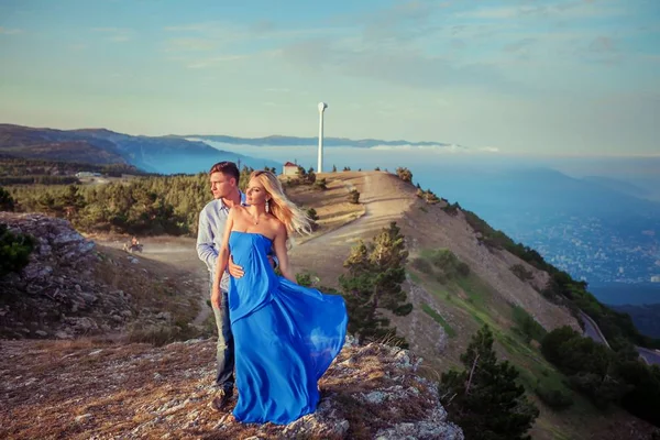 Krásný Pár Pózuje Stání Modré Přírodní Pozadí Celé Délce — Stock fotografie