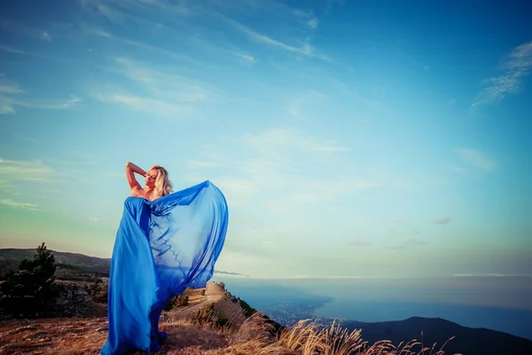 Mulher Loira Atraente Vestido Azul Posando Fundo Natureza — Fotografia de Stock