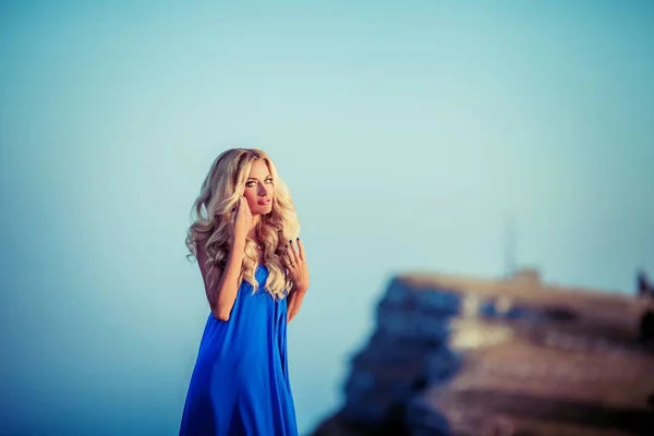 Ελκυστική Ξανθιά Γυναίκα Στο Μπλε Φόρεμα Θέτοντας Φόντο Φύση — Φωτογραφία Αρχείου