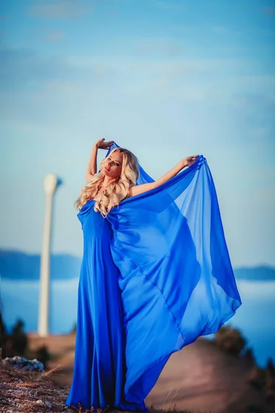 Ελκυστική Ξανθιά Γυναίκα Στο Μπλε Φόρεμα Θέτοντας Φόντο Φύση — Φωτογραφία Αρχείου