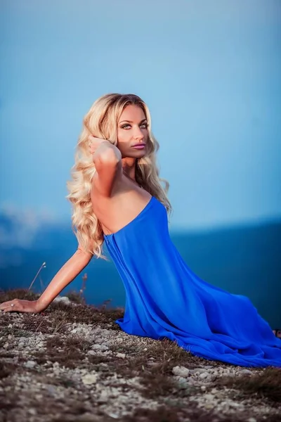 Приваблива Блондинка Блакитній Сукні Позує Фоні Природи — стокове фото