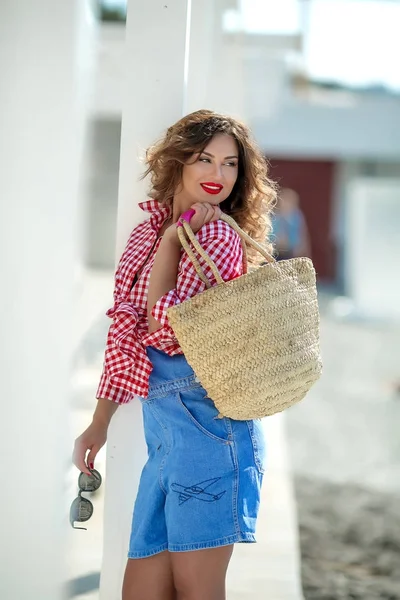 Attrayant Femme Dans Des Lunettes Soleil Marche Avec Sac Paille — Photo