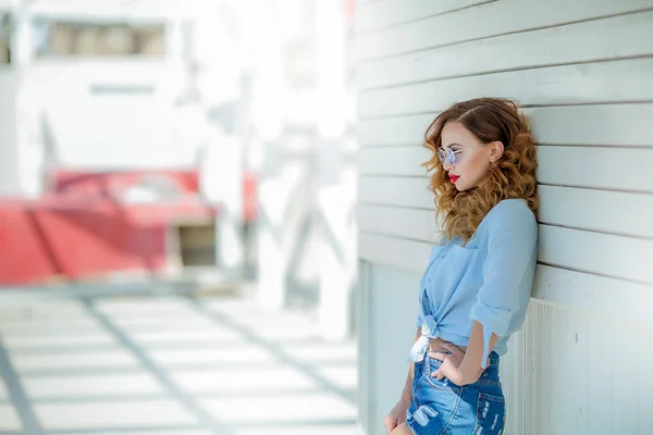 Femme Élégante Avec Posant Debout Dans Des Lunettes Soleil Extérieur — Photo