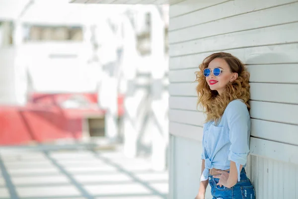 Stylische Frau Posiert Mit Sonnenbrille Freien — Stockfoto