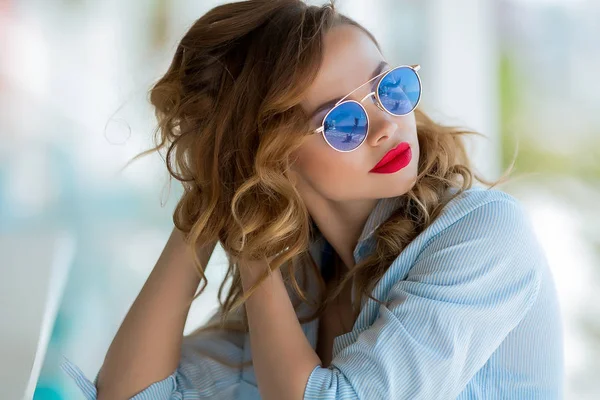 Retrato Atraente Jovem Mulher Com Lábios Vermelhos Óculos Sol — Fotografia de Stock