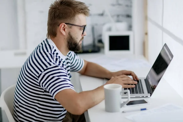 Tânăr Chipeș Afaceri Care Lucrează Laptop Așezat Birou — Fotografie, imagine de stoc