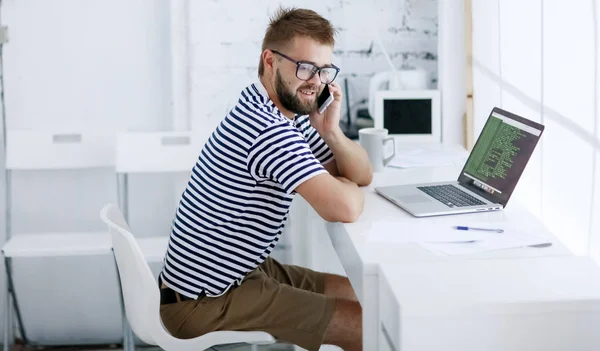 Tânăr Afaceri Vorbind Telefon Stând Birou Laptopul — Fotografie, imagine de stoc