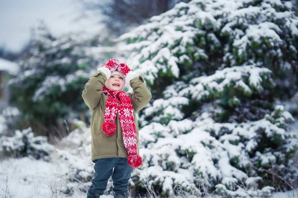 Niño Feliz Divirtiéndose Jugando Con Nieve — Foto de Stock