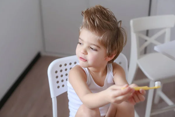 Potret Anak Kecil Yang Lucu Memegang Sikat Gigi Duduk Kursi — Stok Foto