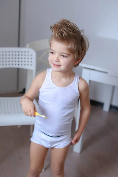 Zabawny Mały Chłopiec Stojący Szczoteczkę Czyszczenia Zębów — Zdjęcie stockowe