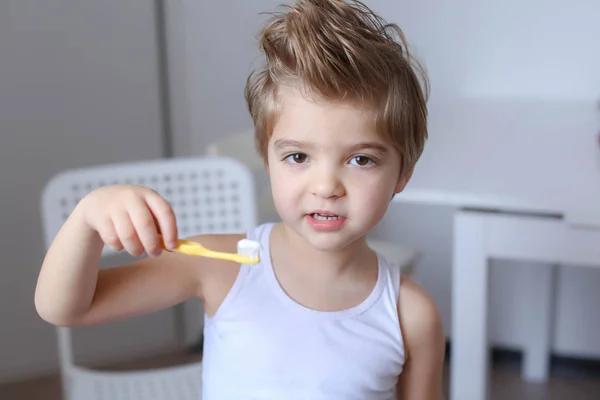 Grappige Kleine Jongen Met Tandenborstel Voor Het Reinigen Van Zijn — Stockfoto