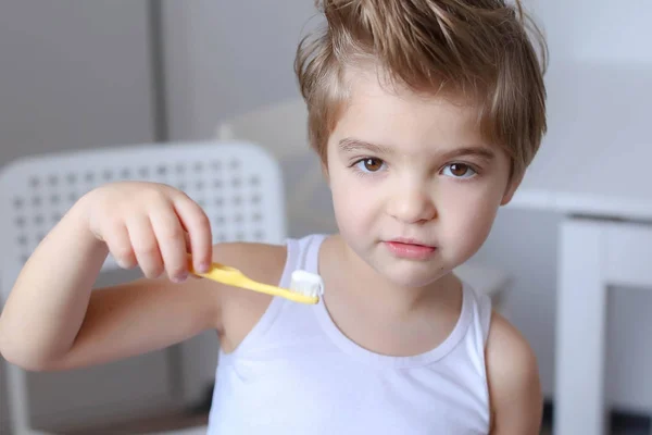 Divertido Niño Pie Con Cepillo Dientes Para Limpiar Sus Dientes — Foto de Stock