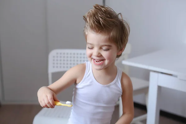 Retrato Niño Divertido Feliz Sosteniendo Cepillo Dientes Limpiando Sus Dientes — Foto de Stock