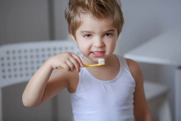 Retrato Niño Divertido Sosteniendo Cepillo Dientes Limpiando Sus Dientes — Foto de Stock