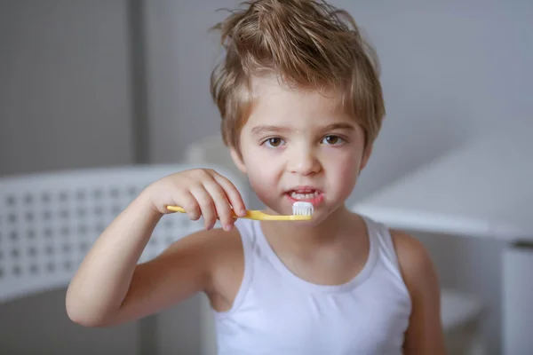 Portret Van Grappig Jongetje Holding Tandenborstel Zijn Tanden Reinigen — Stockfoto