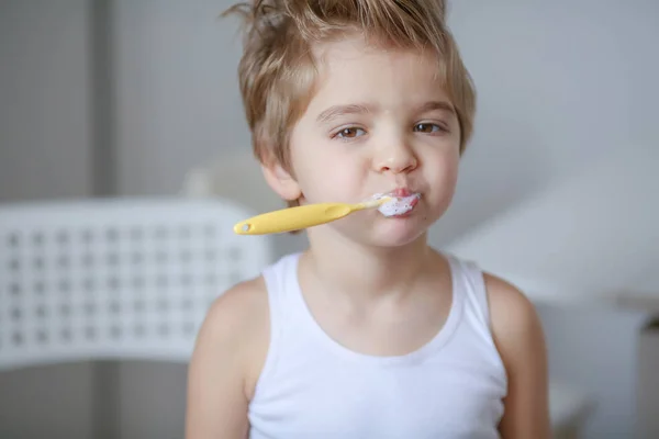 Retrato Niño Divertido Con Cepillo Dientes Amarillos Boca — Foto de Stock