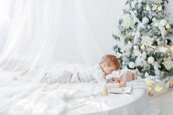 Volledige Lengte Van Kleine Jongen Liggend Witte Bed Buurt Van — Stockfoto