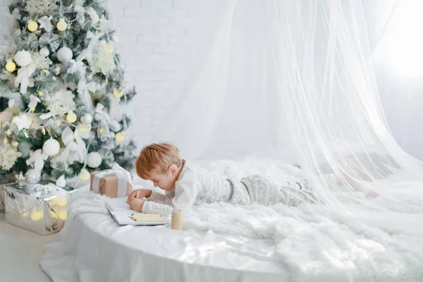 Longitud Completa Niño Acostado Cama Blanca Cerca Del Árbol Navidad — Foto de Stock