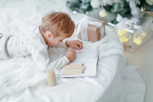 View Little Boy Lying White Sofa Christmas Tree Making Wish — Stock Photo, Image