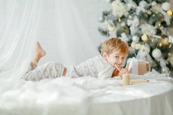 Volledige Lengte Van Kleine Jongen Liggend Witte Bed Buurt Van — Stockfoto