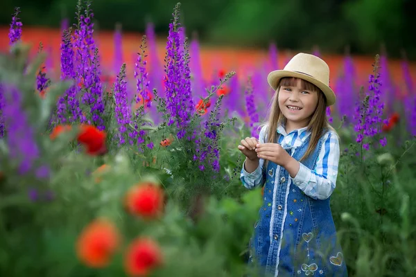 Little Girl Hat Smiling Posing Green Field Color Flowers — Stock Photo, Image