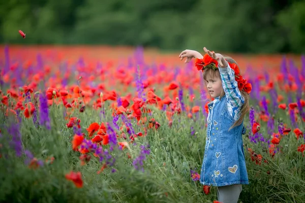 Niña Con Corona Floral Cabeza Sonriendo Posando Campo Verde Con —  Fotos de Stock