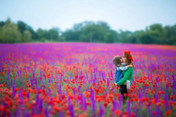 Mutter Und Tochter Küssen Sich Feld Mit Bunten Blumen — Stockfoto