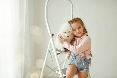 studio poz merdiven üzerinde şirin köpek yavrusu ile kız 