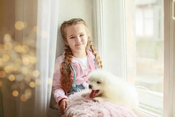 Niña Con Cachorro Sentado Alféizar Ventana — Foto de Stock