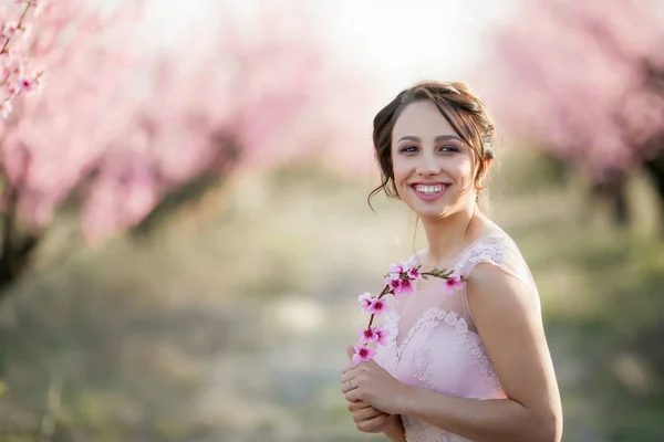 Hermosa Novia Posando Jardín Contra Los Árboles Flor —  Fotos de Stock