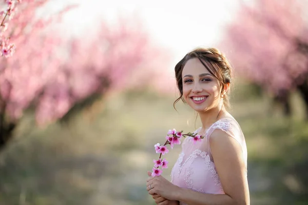 Vackra Brud Poserar Trädgården Mot Blommande Träd — Stockfoto