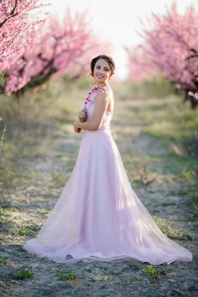 Belle Mariée Posant Dans Jardin Contre Les Arbres Fleurs — Photo