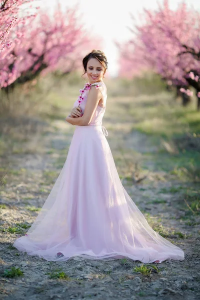 Gyönyörű Menyasszony Pózol Kertben Virágzó Fák Ellen — Stock Fotó