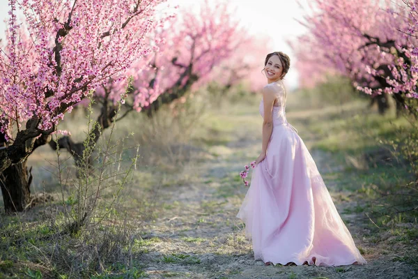 Belle Mariée Posant Dans Jardin Contre Les Arbres Fleurs — Photo