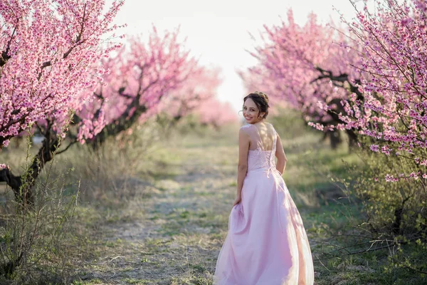 Vackra Brud Poserar Trädgården Mot Blommande Träd — Stockfoto