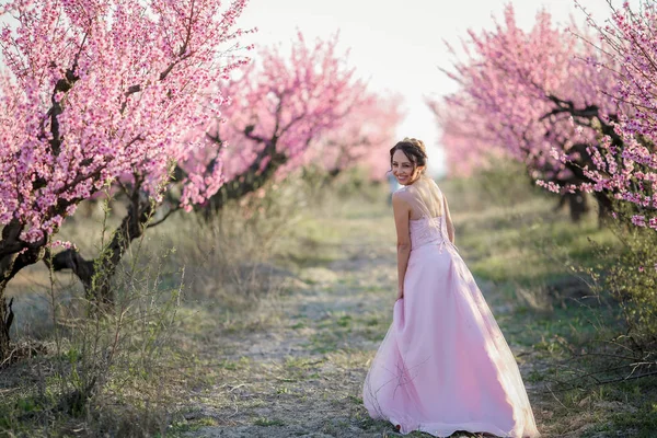 Krásná Nevěsta Pózuje Zahradě Před Kvetoucí Stromy — Stock fotografie