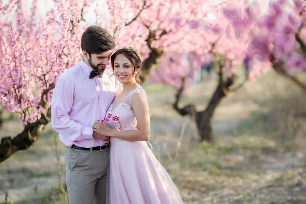 Beautiful Bride Groom Posing Garden Blossoming Trees — Stock Photo, Image