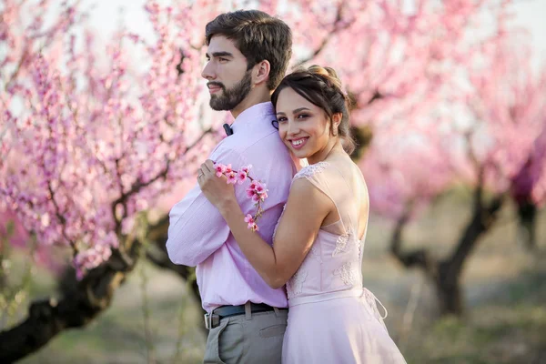 Bella Sposa Sposo Posa Giardino Contro Alberi Fiore — Foto Stock