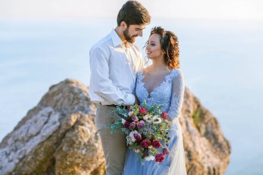 Gelin ve damat açık hava düğün photosession poz 